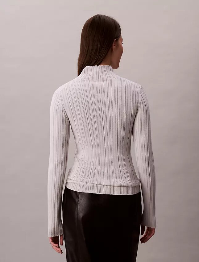 Camisola de gola alta com canelado em mistura de viscose Camisola de gola alta com canelado em mistura de viscose