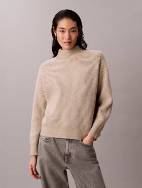 Camisola de gola alta descontraída com canelado fino Camisola de gola alta descontraída com canelado fino