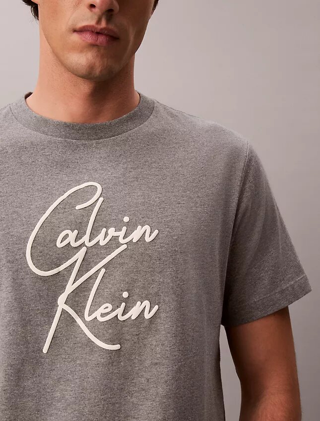 Camisola Descontraída com Logótipo em Letra Cursiva Camisola Descontraída com Logótipo em Letra Cursiva