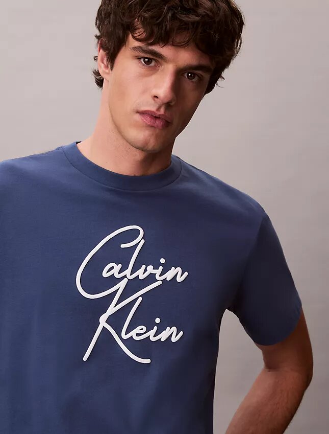 Camisola Descontraída com Logótipo em Letra Cursiva Camisola Descontraída com Logótipo em Letra Cursiva