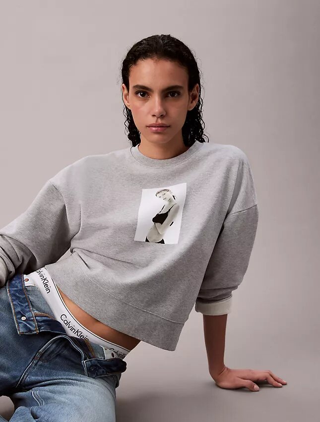 Camisola descontratada com grafismo de Kate Moss em tecido felpudo Camisola descontratada com grafismo de Kate Moss em tecido felpudo