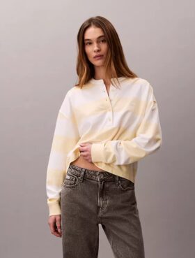 Camisola Henley com riscas universitárias