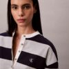 Camisola Henley com riscas universitárias