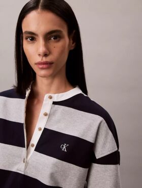 Camisola Henley com riscas universitárias