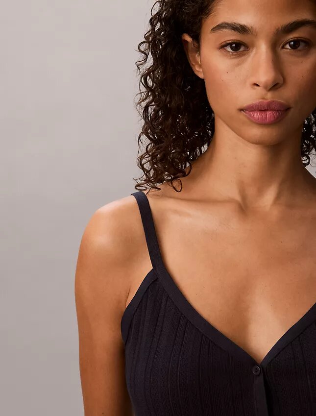 Camisola sem mangas com botões em croché Camisola sem mangas com botões em croché