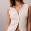 Camisola sem mangas com botões em malha de algodão lisa Camisola sem mangas com botões em malha de algodão lisa