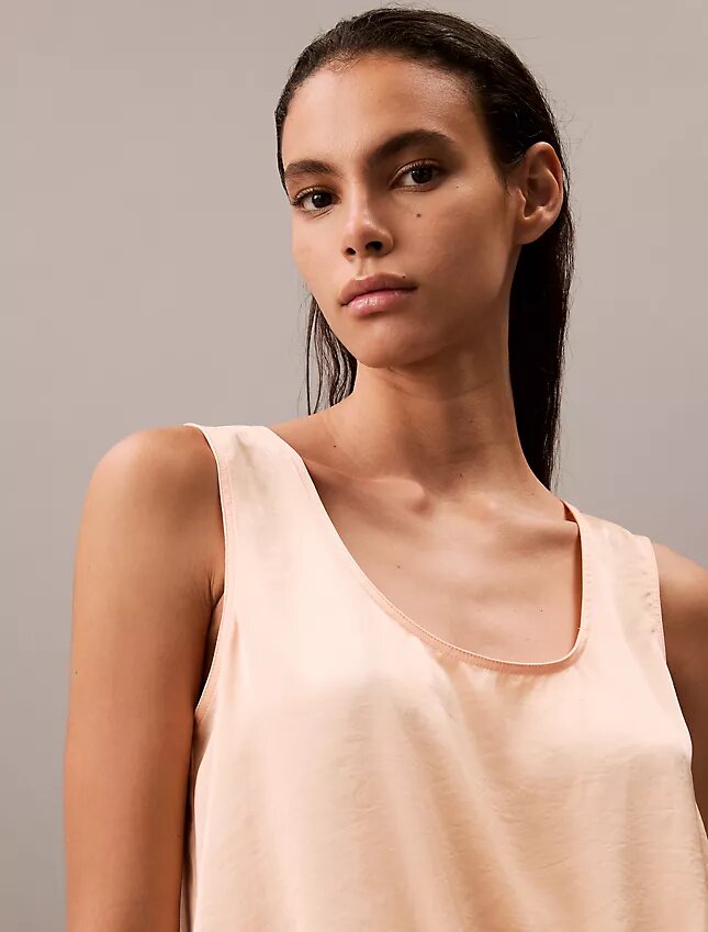 Camisola sem mangas com laço à frente em cetim amassado Camisola sem mangas com laço à frente em cetim amassado