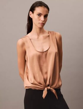 Camisola sem mangas com laço à frente em cetim amassado