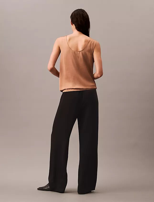 Camisola sem mangas com laço à frente em cetim amassado Camisola sem mangas com laço à frente em cetim amassado