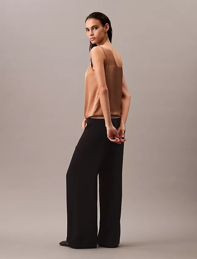 Camisola sem mangas com laço à frente em cetim amassado Camisola sem mangas com laço à frente em cetim amassado