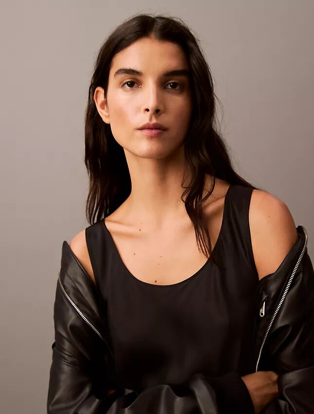 Camisola sem mangas em cetim de viscose Camisola sem mangas em cetim de viscose