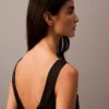 Camisola sem mangas em cetim de viscose Camisola sem mangas em cetim de viscose