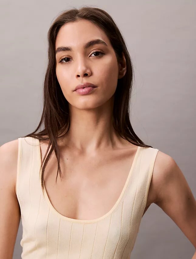 Camisola sem mangas em malha canelada de mistura de viscose Camisola sem mangas em malha canelada de mistura de viscose