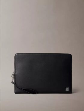 Capa para portátil com logótipo em relevo