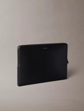 Capa para portátil com logótipo em relevo