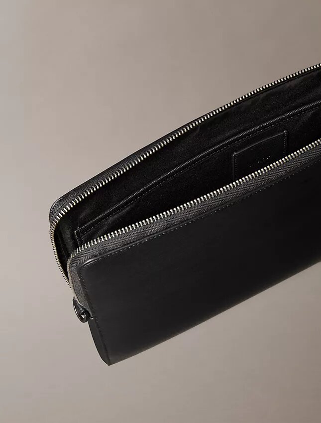 Capa para portátil com logótipo em relevo Capa para portátil com logótipo em relevo