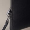 Capa para portátil com logótipo em relevo Capa para portátil com logótipo em relevo