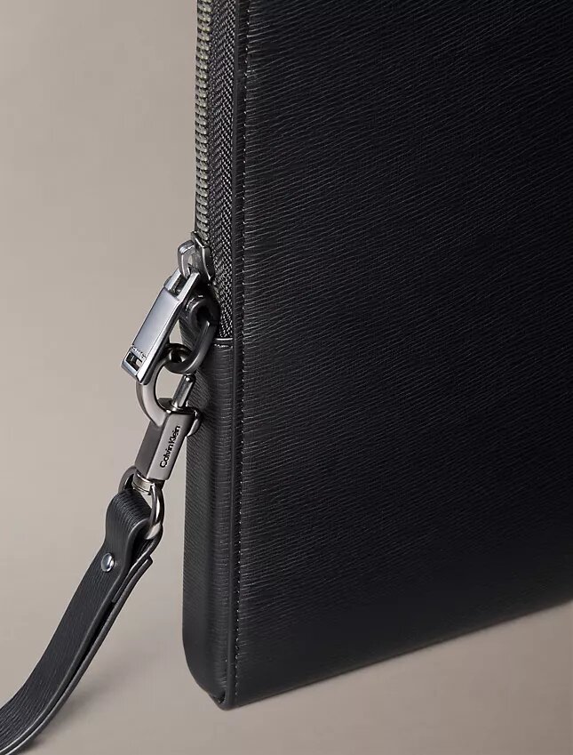 Capa para portátil com logótipo em relevo Capa para portátil com logótipo em relevo