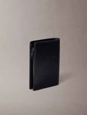Carteira dobrável com monogram em relevo e bolsa para moedas