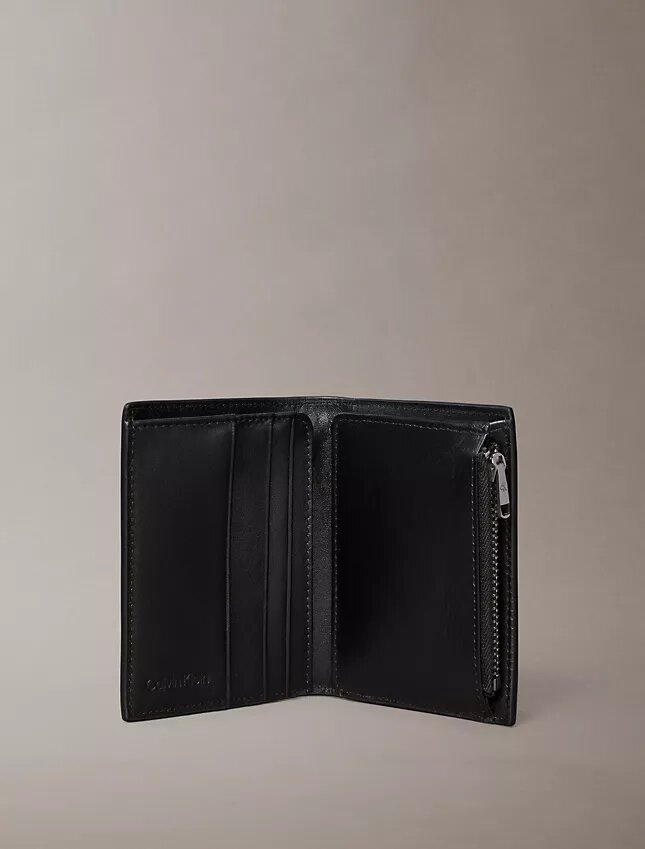 Carteira dobrável com monogram em relevo e bolsa para moedas Carteira dobrável com monogram em relevo e bolsa para moedas