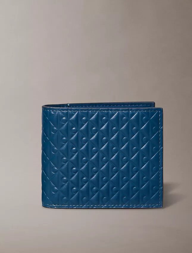Carteira dobrável com monogram em relevo em toda a superfície e bolsa para moedas Carteira dobrável com monogram em relevo em toda a superfície e bolsa para moedas