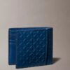 Carteira dobrável com monogram em relevo em toda a superfície e bolsa para moedas Carteira dobrável com monogram em relevo em toda a superfície e bolsa para moedas