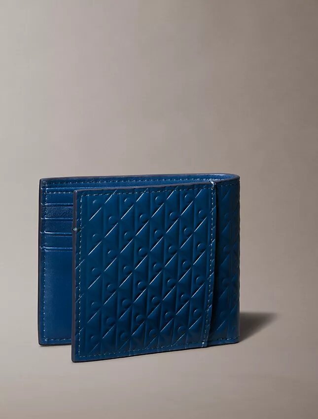 Carteira dobrável com monogram em relevo em toda a superfície e bolsa para moedas Carteira dobrável com monogram em relevo em toda a superfície e bolsa para moedas