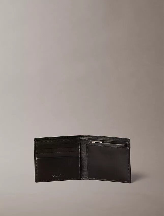 Carteira dobrável com monogram em relevo em toda a superfície e bolsa para moedas Carteira dobrável com monogram em relevo em toda a superfície e bolsa para moedas