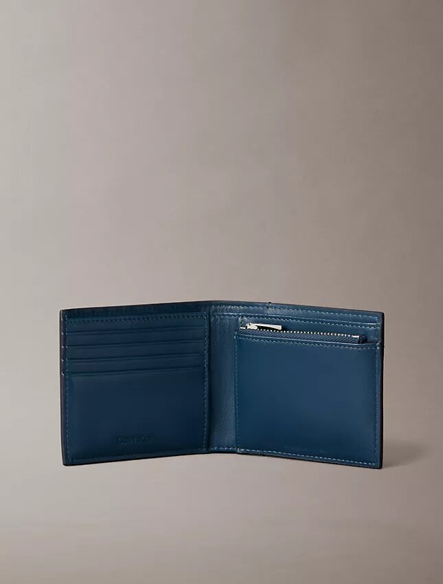 Carteira dobrável com monogram em relevo em toda a superfície e bolsa para moedas Carteira dobrável com monogram em relevo em toda a superfície e bolsa para moedas