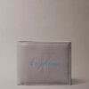 Carteira Monologo com relevo, dobrável em dois e bolsa para moedas Carteira Monologo com relevo, dobrável em dois e bolsa para moedas