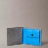 Carteira Monologo com relevo, dobrável em dois e bolsa para moedas Carteira Monologo com relevo, dobrável em dois e bolsa para moedas