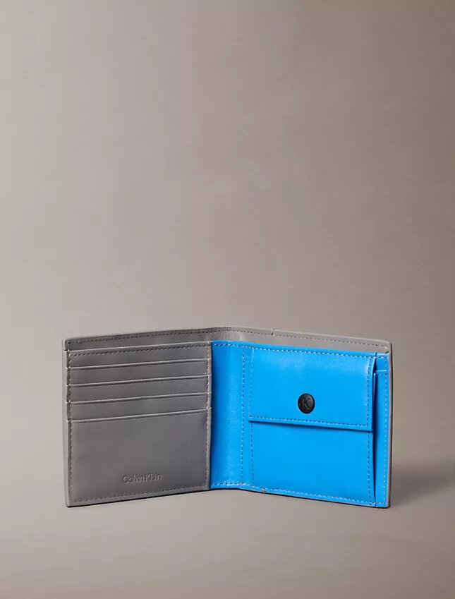 Carteira Monologo com relevo, dobrável em dois e bolsa para moedas Carteira Monologo com relevo, dobrável em dois e bolsa para moedas
