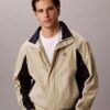 Casaco corta-vento leve em nylon com blocos de cor Casaco corta-vento leve em nylon com blocos de cor