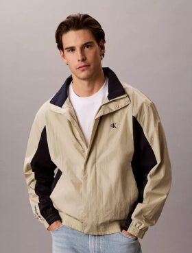 Casaco corta-vento leve em nylon com blocos de cor