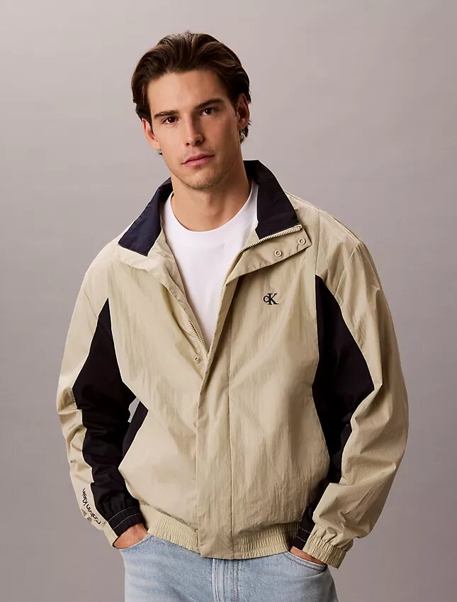 Casaco corta-vento leve em nylon com blocos de cor Casaco corta-vento leve em nylon com blocos de cor