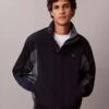 Casaco corta-vento leve em nylon com blocos de cor Casaco corta-vento leve em nylon com blocos de cor