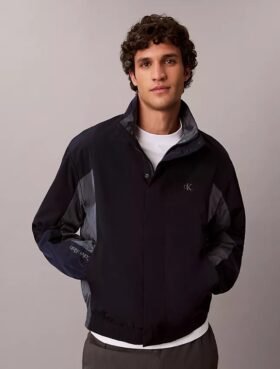 Casaco corta-vento leve em nylon com blocos de cor