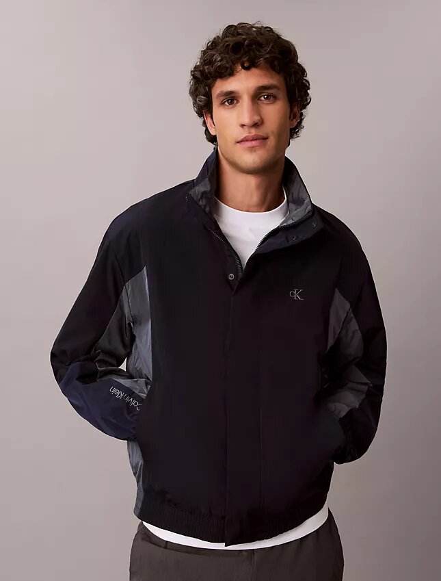 Casaco corta-vento leve em nylon com blocos de cor Casaco corta-vento leve em nylon com blocos de cor