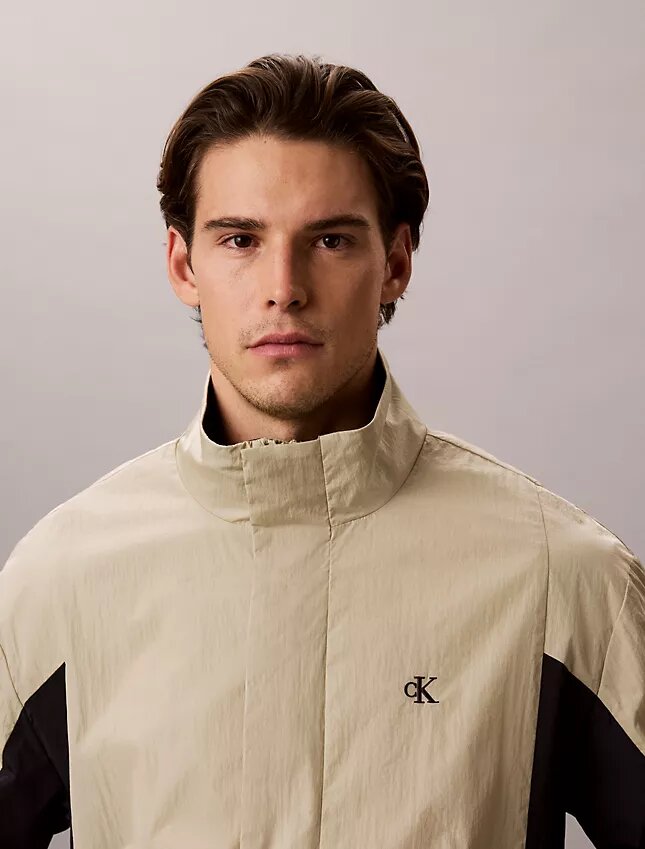 Casaco corta-vento leve em nylon com blocos de cor Casaco corta-vento leve em nylon com blocos de cor