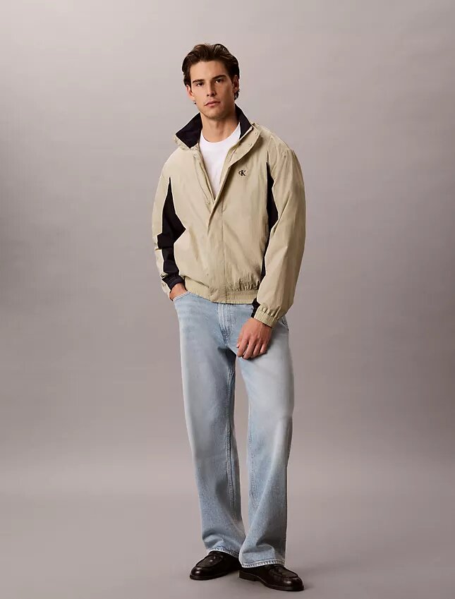 Casaco corta-vento leve em nylon com blocos de cor Casaco corta-vento leve em nylon com blocos de cor