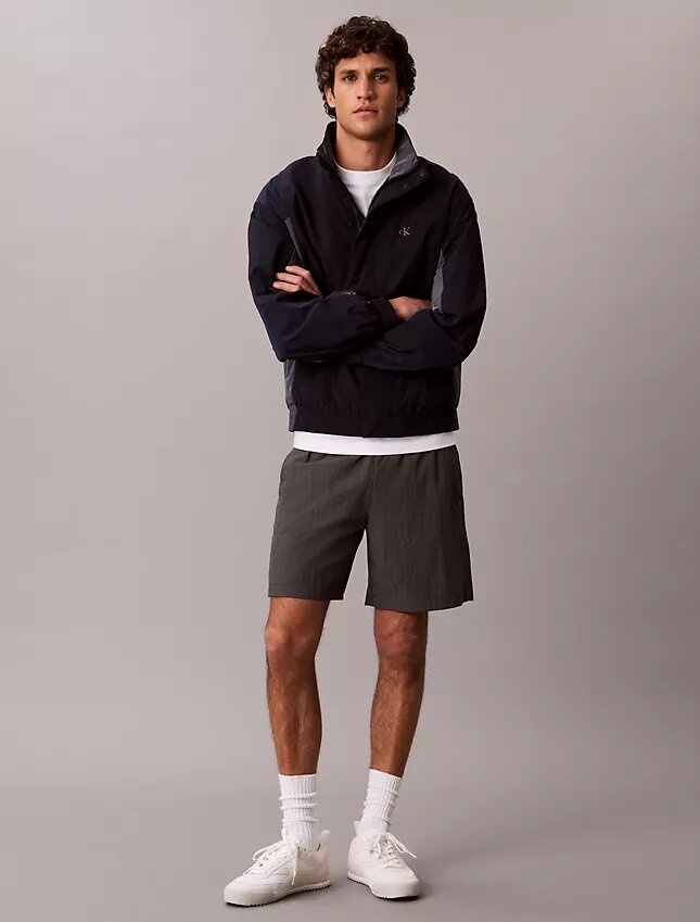 Casaco corta-vento leve em nylon com blocos de cor Casaco corta-vento leve em nylon com blocos de cor