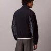 Casaco corta-vento leve em nylon com blocos de cor Casaco corta-vento leve em nylon com blocos de cor