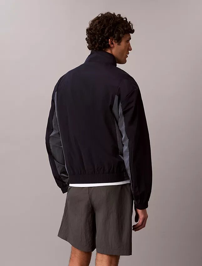 Casaco corta-vento leve em nylon com blocos de cor Casaco corta-vento leve em nylon com blocos de cor