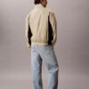 Casaco corta-vento leve em nylon com blocos de cor Casaco corta-vento leve em nylon com blocos de cor