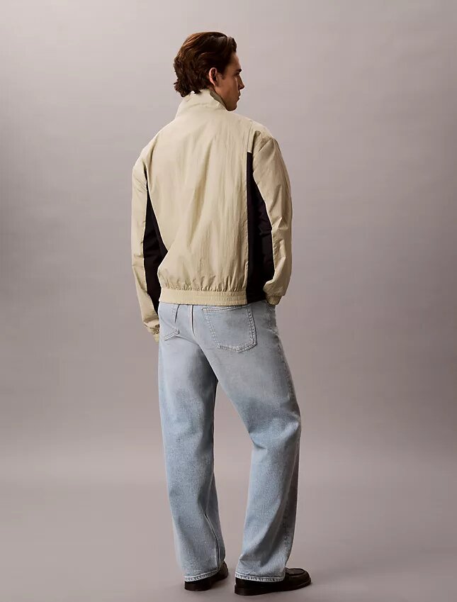 Casaco corta-vento leve em nylon com blocos de cor Casaco corta-vento leve em nylon com blocos de cor