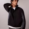 Casaco corta-vento leve em nylon com blocos de cor Casaco corta-vento leve em nylon com blocos de cor