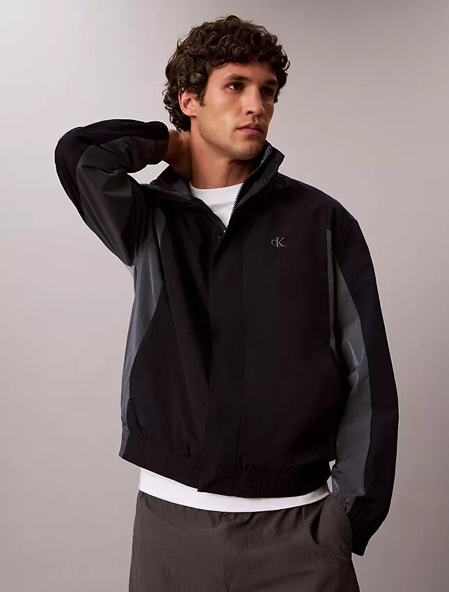 Casaco corta-vento leve em nylon com blocos de cor Casaco corta-vento leve em nylon com blocos de cor