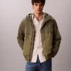 Casaco leve em nylon e materiais mistos Casaco leve em nylon e materiais mistos