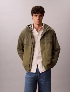 Casaco leve em nylon e materiais mistos