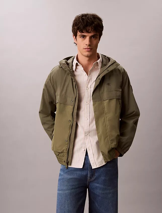 Casaco leve em nylon e materiais mistos Casaco leve em nylon e materiais mistos
